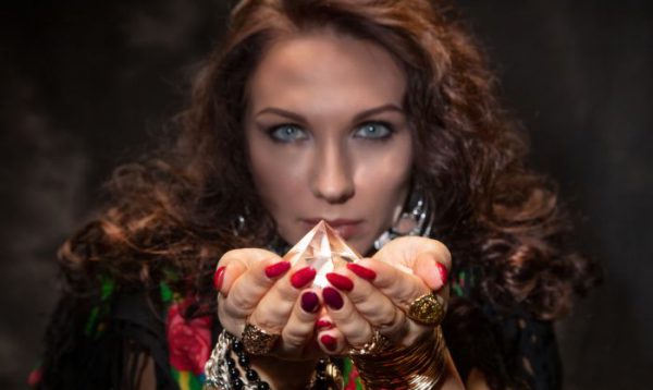 電話占い師のアドバイスを参考に生きている友人を持つ人によるお話